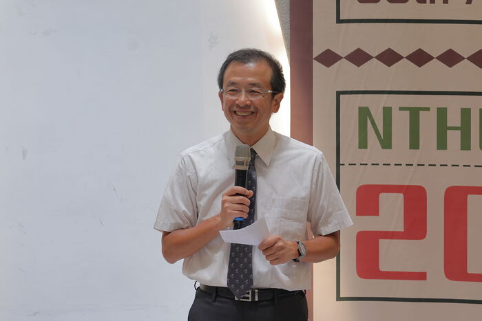 清華物理系主任劉怡維說明「清華物理卓越發展基金」將用於推動師生國際交流,提升物理系學術能量。圖片