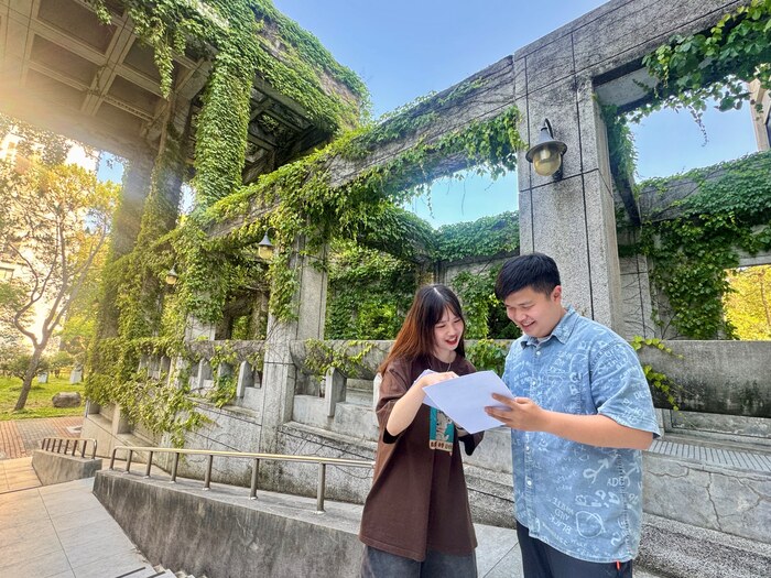 清華物理系學生林芸箏(左)和黃弘岳討論「清華物理卓越發展基金」帶動的海外交流機會。圖片