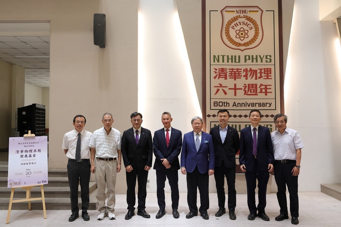 清華大學舉行「清華物理卓越發展基金」捐贈簽約典禮。左起物理系主任劉怡維、物理系教授施宙聰、副校長張祥光、校長高為元、捐款人謝宏亮、副校資長呂明諺、理學院院長牟中瑜、校友辛水泉圖片