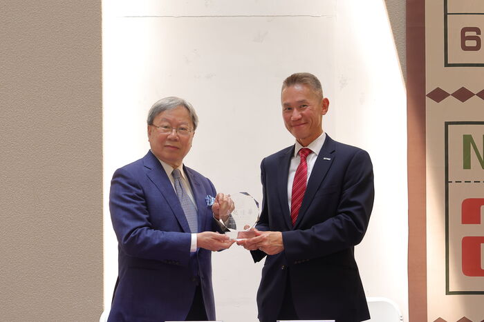 清華校長高為元(右)致贈校友謝宏亮紀念品,感謝其對物理系發展的支持。圖片