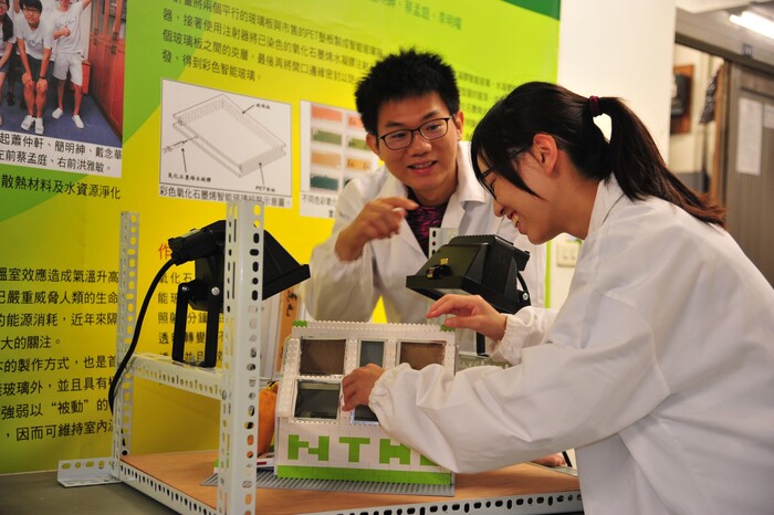 清華研究團隊用石墨烯智能玻璃組裝實驗模型屋。