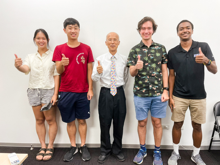 來台學習華語的杜克大學學生與呂慶龍前大使(中)交流。