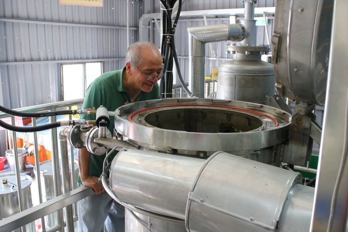清華大學前校長徐遐生與碳化烘焙機