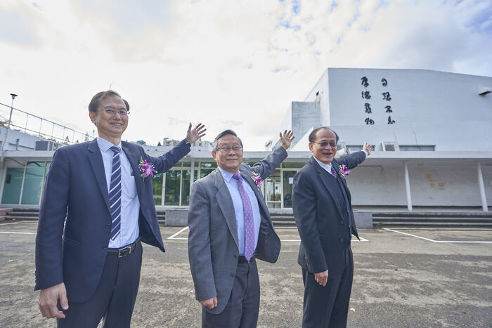 聯電簡山傑總經理（左起）、賀陳弘校長、清華校友總會蔡進步理事長期許已有半世紀歷史的大禮堂華麗變身。