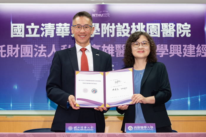 清華附醫委託高醫經營，兩校今天正式簽約。	清華大學校長高為元（左）與高雄醫學大學董事王伊忱代表簽約。
