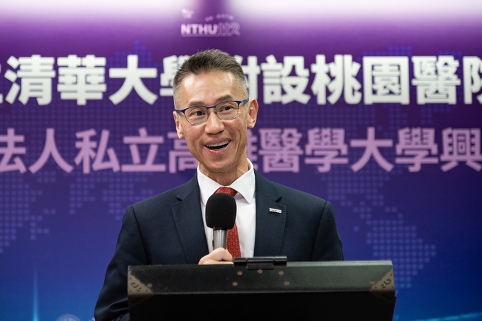 清華校長高為元期許清華附醫成為最新的醫學教育平台，培育多元視野的未來醫師。	高醫校長楊俊毓表示，高醫將以深耕桃園、永續經營的理念打造清華附醫。