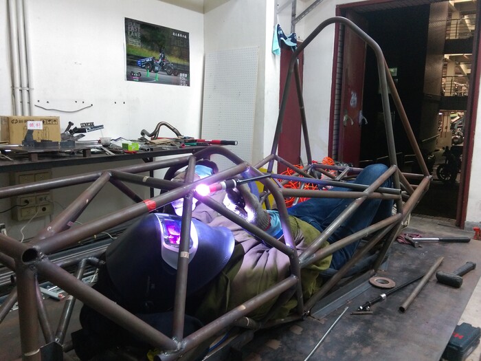 從日本回來後清大賽車工廠的成員馬上投入製造新車。