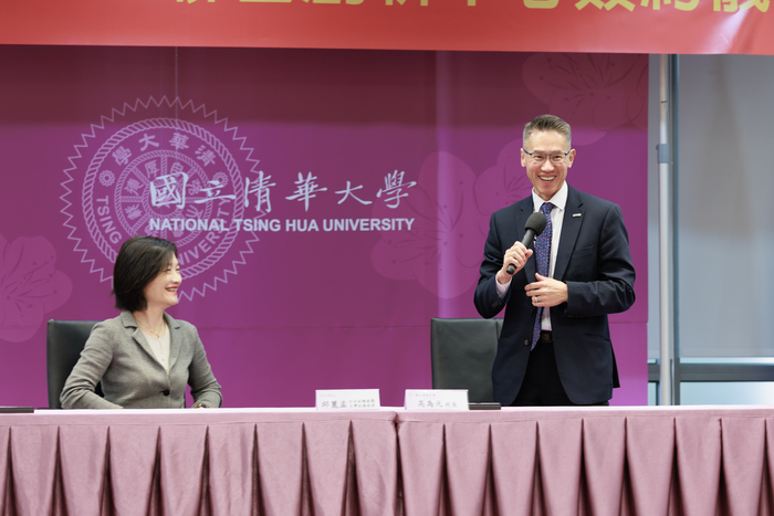 清華大學校長高為元(右)表示，清華與NVIDIA的合作將是絕配。