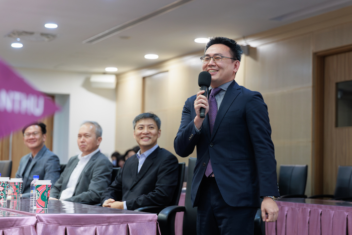 NVIDIA台灣區業務總監蕭怡祺(右一)是清華科管所第二屆校友，很高興看到母校與NVIDIA發展合作。