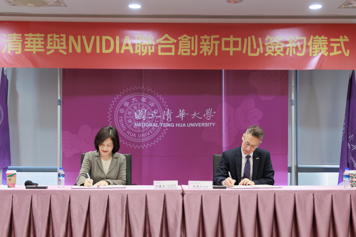 清華與NVIDIA成立聯合創新中心，清華校長高為元（右）與NVIDIA全球副總裁暨台灣區總經理邱麗孟代表簽約。