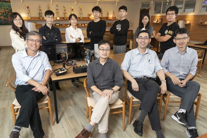 清華大學跨生科及電機領域組成仿生視覺研究團隊。