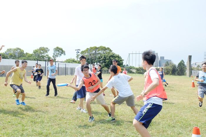 在工學院領袖營中還安排了「體育課」，學員體驗美國特有的極限飛盤，在運動競賽中認識彼此，也在自然的人際互動中溝通交流，是培養領袖特質的重要一環。