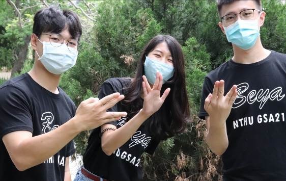 實驗教育生楊馥寧(中)與同學一起舉辦2021清華大學畢業野餐音樂會