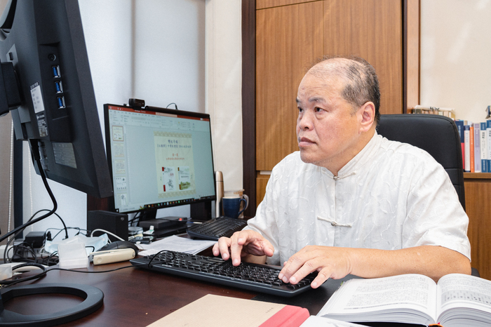 為查出曹寅次婿身份，黃一農以e考據方法搜尋數百萬字史籍。