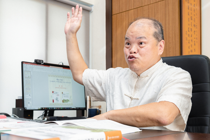 在說明查出曹寅次婿即為羅卜藏丹津的過程時，黃一農難掩興奮之情。