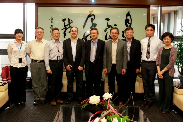 @羅技亞太區工程部副總裁Maxime Marini(左4)今日來訪國立清華大學校長賀陳弘(左5)