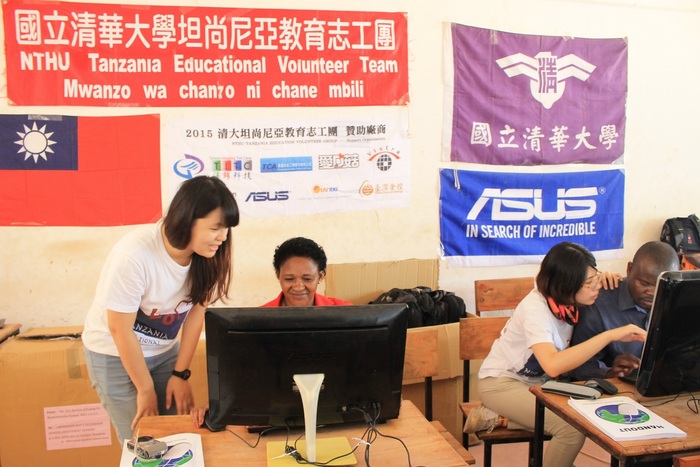 坦尚尼亞志工團教導當地人使用電腦