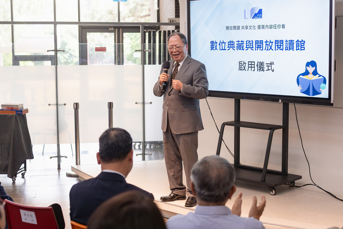 台聯大系統總校長陳力俊肯定清華「數位典藏與開放閱讀館」為愛書人的福音。圖片