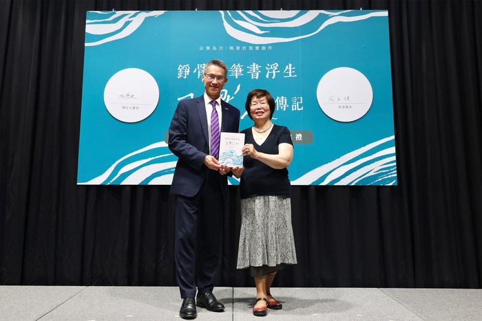 清華大學校長高為元(左)與《錚骨刀筆書浮生——王默人傳記》作者周安儀在新書發表會簽名合影。圖片
