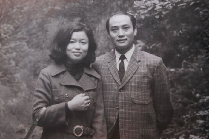 清華大學出版新書《錚骨刀筆書浮生——王默人傳記》,由遺孀周安儀親筆撰寫,圖為兩人在1972年的珍貴合影。圖片