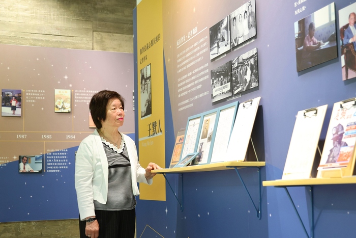 周安儀觀看清華大學王默人周安儀文學館「隱世微光」展覽。圖片