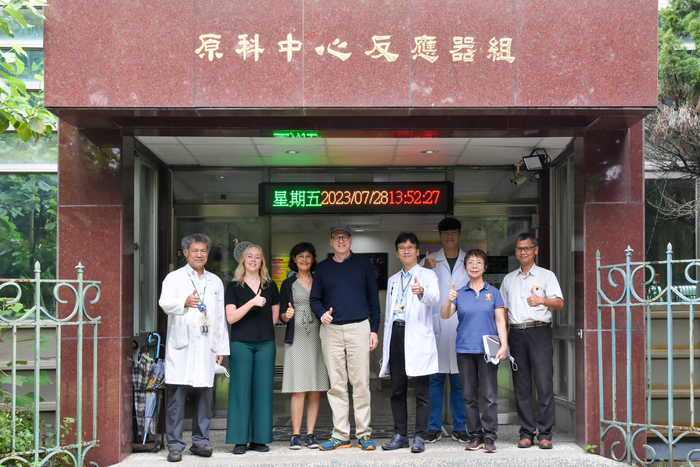 罹患腦癌的瑞士作家耶格在清華大學接受硼中子捕獲治療後，與妻女及治療團隊合影。