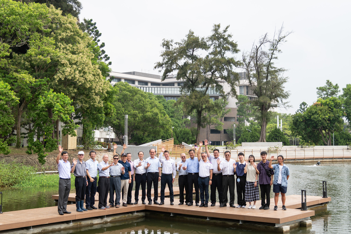 清華大學邀請捐款校友欣賞整治完工的成功湖美景。