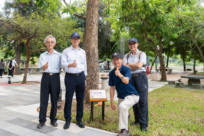 清華大學前校長陳文村（左二）等1970級校友冠名捐建1970園。
