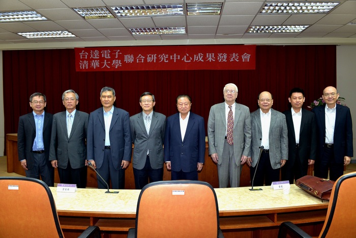 左起吳誠文副校長、史欽泰教授、海英俊董事長、賀陳弘校長、鄭崇華創辦人、劉炯朗前校長