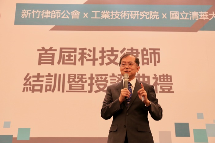 清華大學副校長陳信文恭賀學員成為清華大學校友
