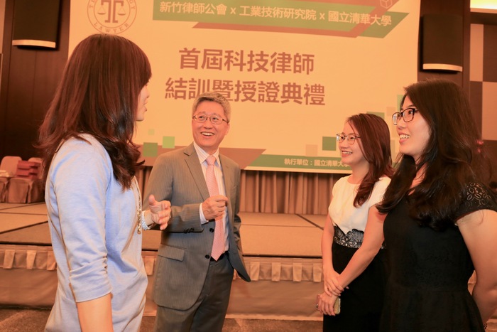 清華大學科法所范建得所長(左二)勉勵學員繼續進修。