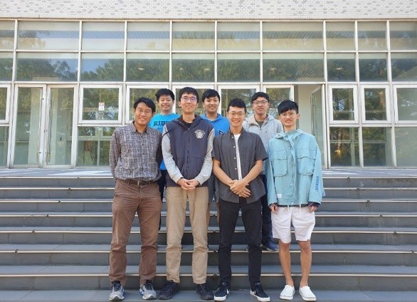 清華資工系副教授周志遠(前排左起)帶領學生王子文、張承勛、蕭亦程(學生教練)、牟展佑(後排左起)、蔣立元、黃文遠勇奪ASC世界大學生超級電腦大賽冠軍