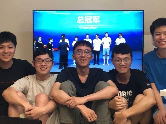 2020－2021年ASC世界大學生超級電腦競賽線上頒獎，獲線上組冠 軍的清華團隊成員蔣立元(左起)、黃文遠、王子文、張承勛、牟展佑
