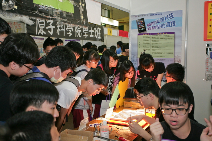 高中學弟妹於各科系攤位體驗動態展示