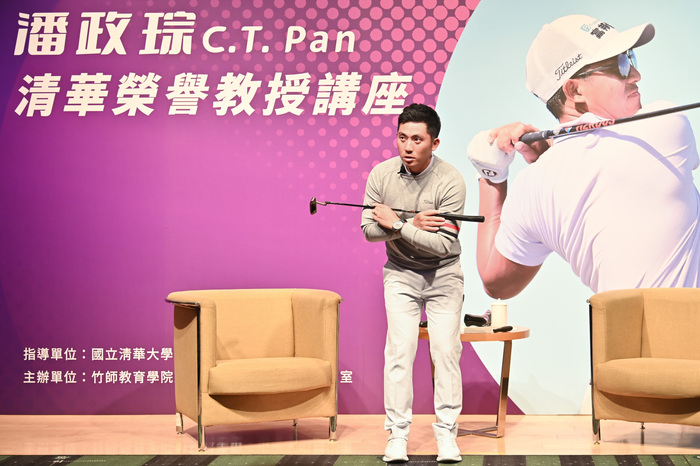 潘政琮講解推桿時要運用肩膀來擺動。