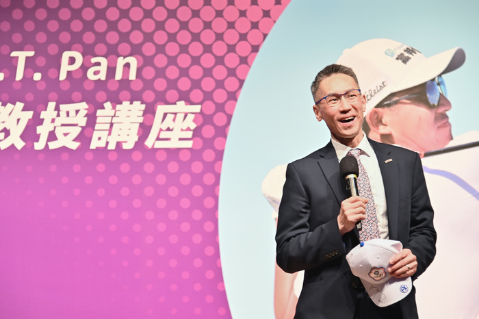 新竹地區不少喜愛高爾夫球運動的青少年也來聽講，會後與潘政琮（左）自拍。