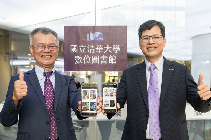 清華大學副校長簡禎富（左）及圖書館長林登松宣布數位圖書館正式上線。