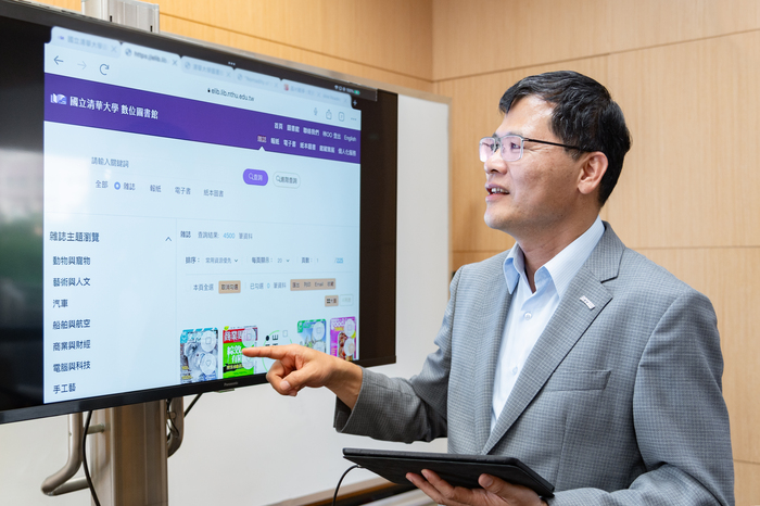 清華大學圖書館長林登松示範搜尋館內電子書刊。