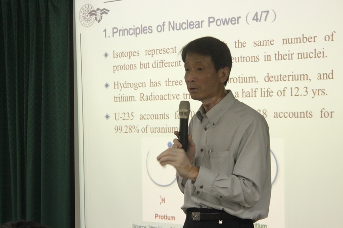 原科中心葉宗洸主任為日本會津學鳳師生進行核能議題的演講。