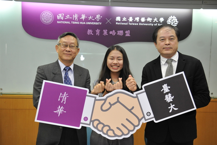 清華大學校長賀陳弘（左起）、清華特教系大三生沈鈺庭與台灣藝術大學校長陳志誠期待未來兩校交流協議帶出更多跨領域的契機