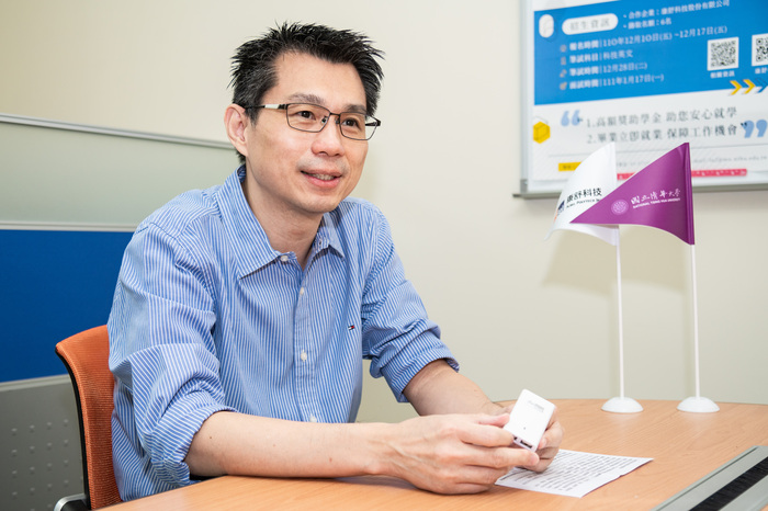 「電動載具」專班主任丁川康介紹康舒科技研發的充電器。