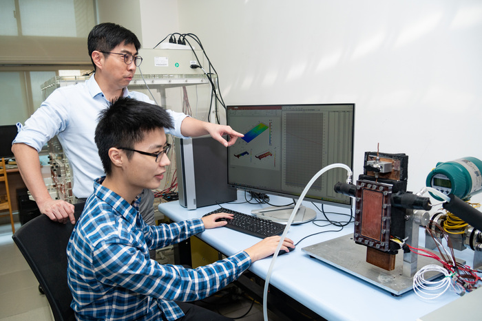 「電動載具」專班老師李明蒼(左)帶學生郭勝期進行提升電動載具散熱效率研究。