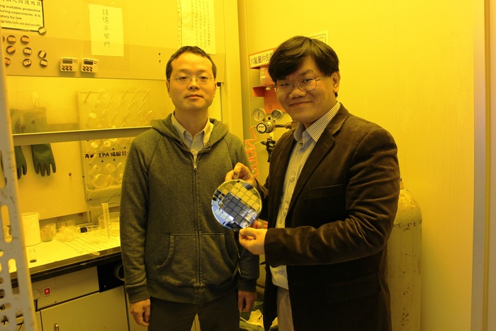 國立清華大學動機系衛榮漢教授(右)研究團隊，發現藉由磁場變化，可以有效控制磁性奈米線的熱傳導特性，成功開發「可磁場調控熱傳導奈米線」