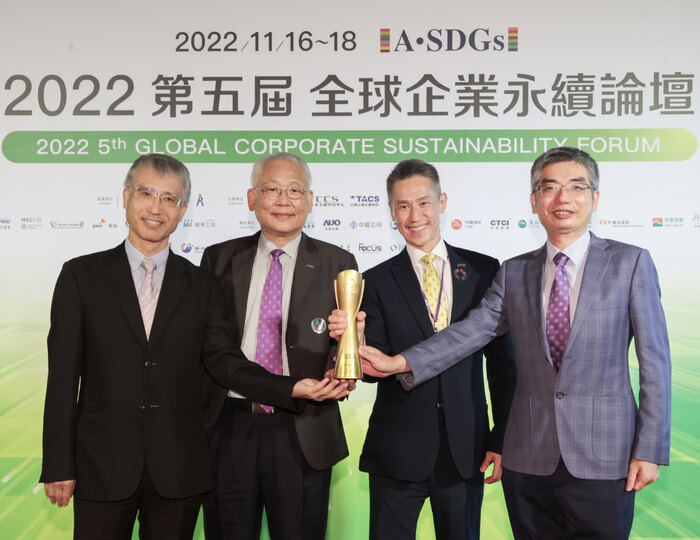 清華大學永續團隊包括校長高為元(右二)、永續長戴念華（左二）、副永續長林福仁（左一）及半導體學院永續長賴志煌(右一)。