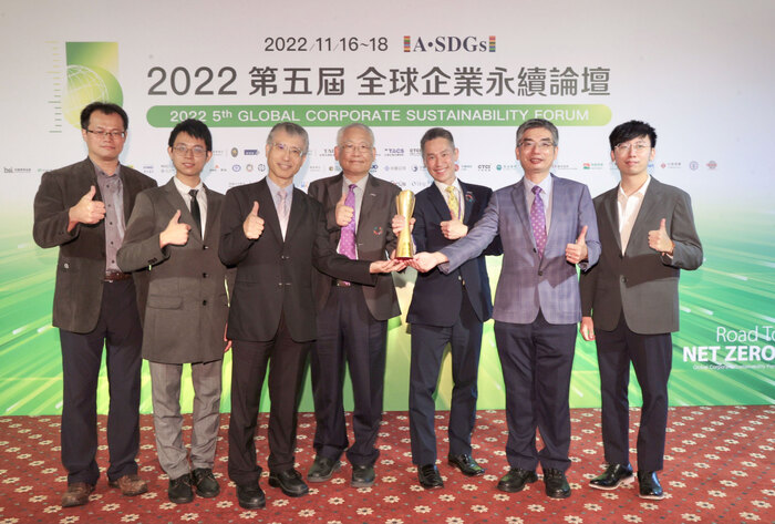清華大學包括學生代表在內的永續團隊榮獲「台灣永續典範大學獎」首獎。