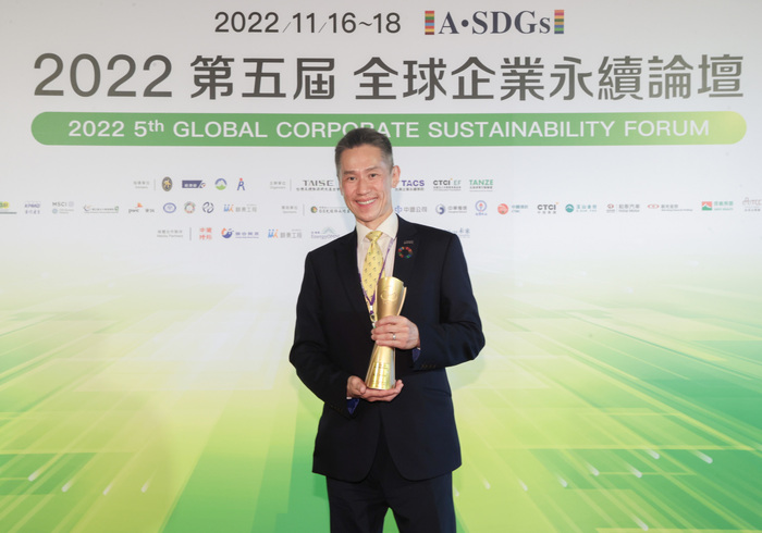 校長高為元代表清華大學獲頒「台灣永續典範大學獎」首獎。