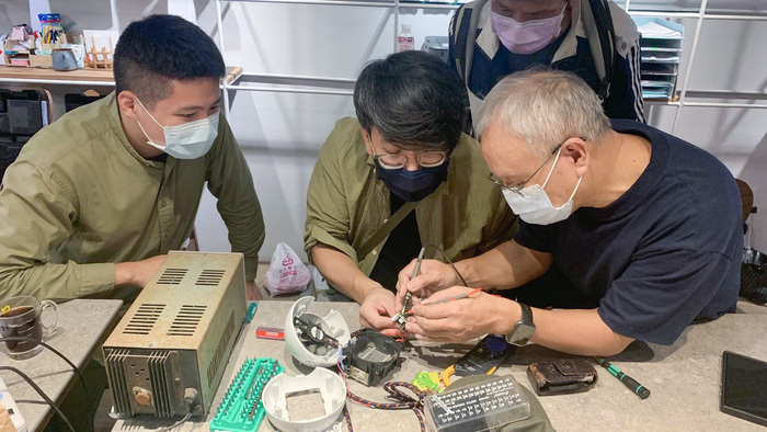 清華學生團隊「維修聊天室」鼓勵大家把壞掉的小家電等用品拿來維修更新。