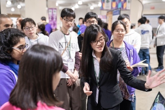 NTHU Formosa隊長、清華外文系雙主修醫科系學生鄭璇在競賽中向評審簡報