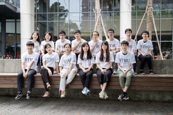 NTHU Formosa隊長、清華外文系雙主修醫科系學生鄭璇在競賽中向評審簡報