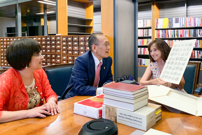 我國駐西班牙大使劉德立（中）代表清華大學贈書給西班牙國家圖書館，館長亞蘭布羅（右）回贈珍貴的館藏古文獻複製品。